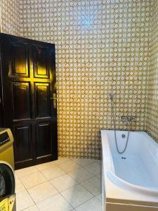 Ένα μπάνιο στο Chayil Loft Mulago