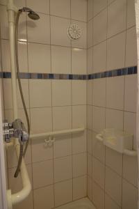 La salle de bains est pourvue d'une douche avec une porte en verre. dans l'établissement kaulbach5, à Bad Arolsen