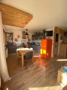 Kuchyň nebo kuchyňský kout v ubytování Appartement au calme avec vue sur les montagnes.