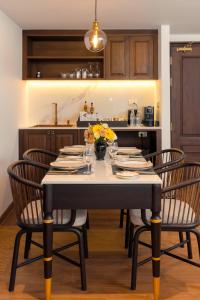 Η κουζίνα ή μικρή κουζίνα στο CHINO@NIMMAN Luxury Boutique Hotel