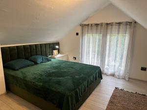 ein Schlafzimmer mit einem großen Bett und einem Fenster in der Unterkunft Matesevo Home in Mateševo
