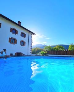 Villa con piscina frente a una casa en Casa Rural Betraunea, en Sumbilla