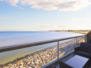 einen Balkon mit Blick auf den Strand in der Unterkunft 6 person holiday home in S by in Sæby