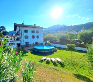 The swimming pool at or close to Casa Rural Betraunea