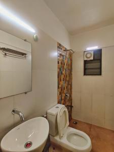 伊加特普里Hotel Ashwin Igatpuri, Pure Veg & Jain Food的配有白色马桶和水槽的浴室