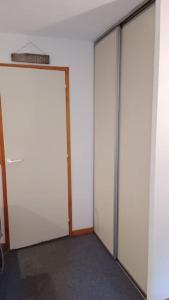 - deux portes blanches dans une pièce munie d'un panneau dans l'établissement Superbe appartement à Valfréjus, à Valfréjus