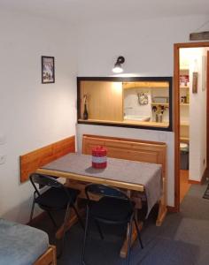 um quarto com uma mesa com duas cadeiras e um espelho em Superbe appartement à Valfréjus em Valfréjus