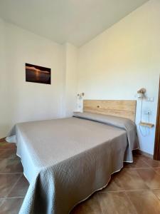 1 dormitorio con 1 cama grande en una habitación en Marì en Vico del Gargano