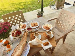 un tavolo con sopra dei piatti di cibo di Mountain View a Lagodekhi