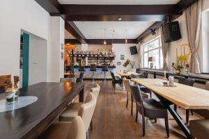 restauracja ze stołami i krzesłami oraz bar w obiekcie Hotel Rader w mieście Bad Gastein