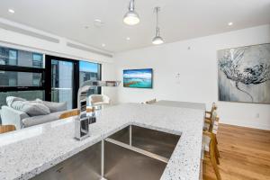 eine Küche und ein Wohnzimmer mit einer Arbeitsplatte in der Unterkunft Modern 2 bed, 2 bath, secure parking, downtown in Victoria