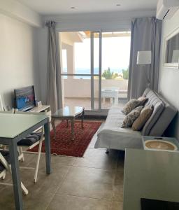 een woonkamer met een bank en een tafel bij La Casita en Benajarafe in Málaga