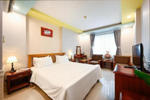 New Sunny 1 Hotel - Q7 by Bay Luxury في مدينة هوشي منه: غرفه فندقيه سرير وتلفزيون