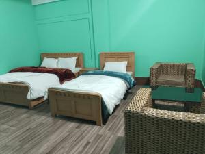 The Himalayan Nest tesisinde bir odada yatak veya yataklar