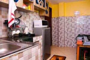 cocina con fregadero y microondas en EP Home, en Meru