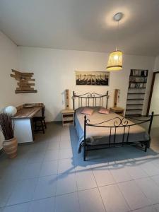 um quarto com uma cama, uma mesa e uma secretária em Appartement 90 m2 proche de Corte em Soveria