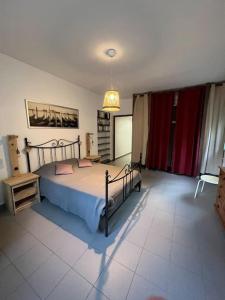 um quarto com uma cama e uma cortina vermelha em Appartement 90 m2 proche de Corte em Soveria