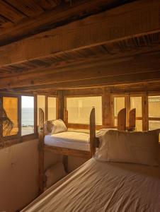 Un pat sau paturi într-o cameră la darna surf house anza