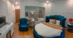 une chambre avec un lit et une salle de bain avec baignoire dans l'établissement Royal Hotel - số 18 LK23, KĐT Văn Khê - by Bay Luxury, à Hanoï