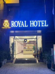 un panneau d'hôtel royal sur la façade d'un bâtiment dans l'établissement Royal Hotel - số 18 LK23, KĐT Văn Khê - by Bay Luxury, à Hanoï