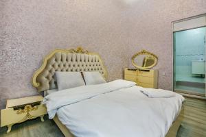 バクーにあるLuxury House by Zoom Travelの白いベッドと鏡のある寝室