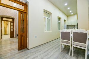 バクーにあるLuxury House by Zoom Travelのテーブルと椅子のあるキッチンとダイニングルーム