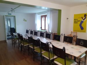 una sala de conferencias con una mesa larga y sillas en BONSEJOUR, en Saint-Maurice-sur-Moselle