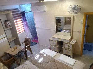 Habitación pequeña con cama y espejo. en hostel ـ Karak dream, en Kerak