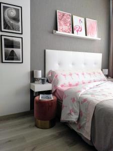 Estudio Alicante Centro في أليكانتي: غرفة نوم مع سرير مع كرسي احمر وطاولة
