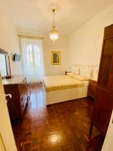 1 dormitorio con cama y lámpara de araña en Prati di Borgo, en Roma