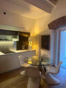 Ett kök eller pentry på Juliet's Neighbours- Luxury apartment