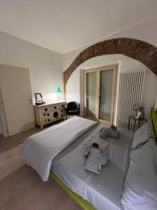 Säng eller sängar i ett rum på Juliet's Neighbours- Luxury apartment