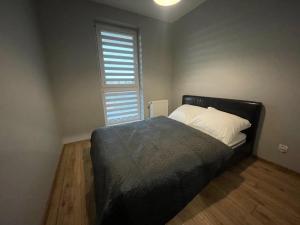 Un pat sau paturi într-o cameră la VIP Apartamenty Witolda