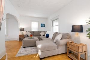 ein Wohnzimmer mit einem Sofa und einem Tisch in der Unterkunft King Bed - 5 Min to MOA - 75 & 65' HDTV - Ping Pong in Richfield