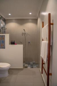 uma casa de banho com um chuveiro e um WC. em Michamvi Sunset Bay em Michamvi