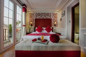 Katil atau katil-katil dalam bilik di La Beaute De Hanoi Hotel