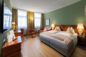 Postel nebo postele na pokoji v ubytování Hotel Goldene Sonne