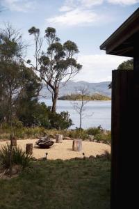 einen Hof mit Blick auf einen Wasserkörper in der Unterkunft The Hideout Cabin in Woodbridge