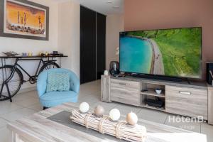 TV tai viihdekeskus majoituspaikassa "Les Lièvres" House Air-conditioned Relaxation Oasis with Pool & Jacuzzi
