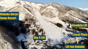- Vistas a una montaña cubierta de nieve y a una estación de esquí en LIFT IN HAKUBA GORYU - Vacation STAY 71289v, en Iida