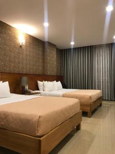 Giường trong phòng chung tại Mia Hotel