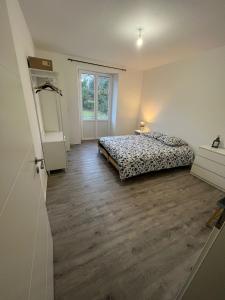 1 dormitorio con 1 cama en una habitación con ventana en # Le 13 # Nouveau T3 rénové au calme vue sur les Vosges, en Riedisheim