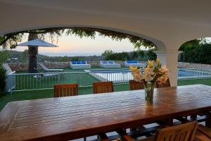 Bazén v ubytování Villa Can Joan I - Fantastic Sunset Views and Family Friendly - nebo v jeho okolí