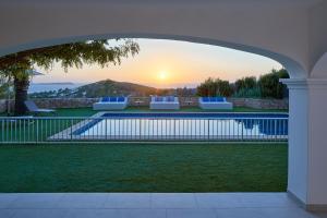 Bazén v ubytování Villa Can Joan I - Fantastic Sunset Views and Family Friendly - nebo v jeho okolí