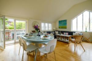 una sala de estar con una mesa y sillas en Drake House, en Aldeburgh