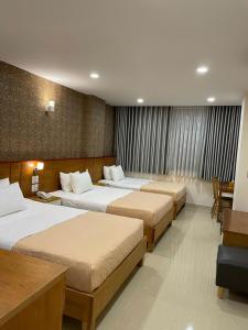 Giường trong phòng chung tại Mia Hotel