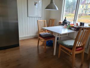 cocina con mesa, sillas y ventana en Mattmar vila, 