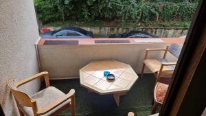 un tavolino e sedie su un balcone con tavolo di Flava Hostel a Cluj-Napoca