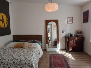 1 dormitorio con cama, tocador y espejo en Klimatyczne mieszkanie w Nowym Porcie, en Gdansk
