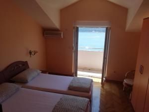 um quarto com uma cama e vista para o oceano em Daniel em Igalo
